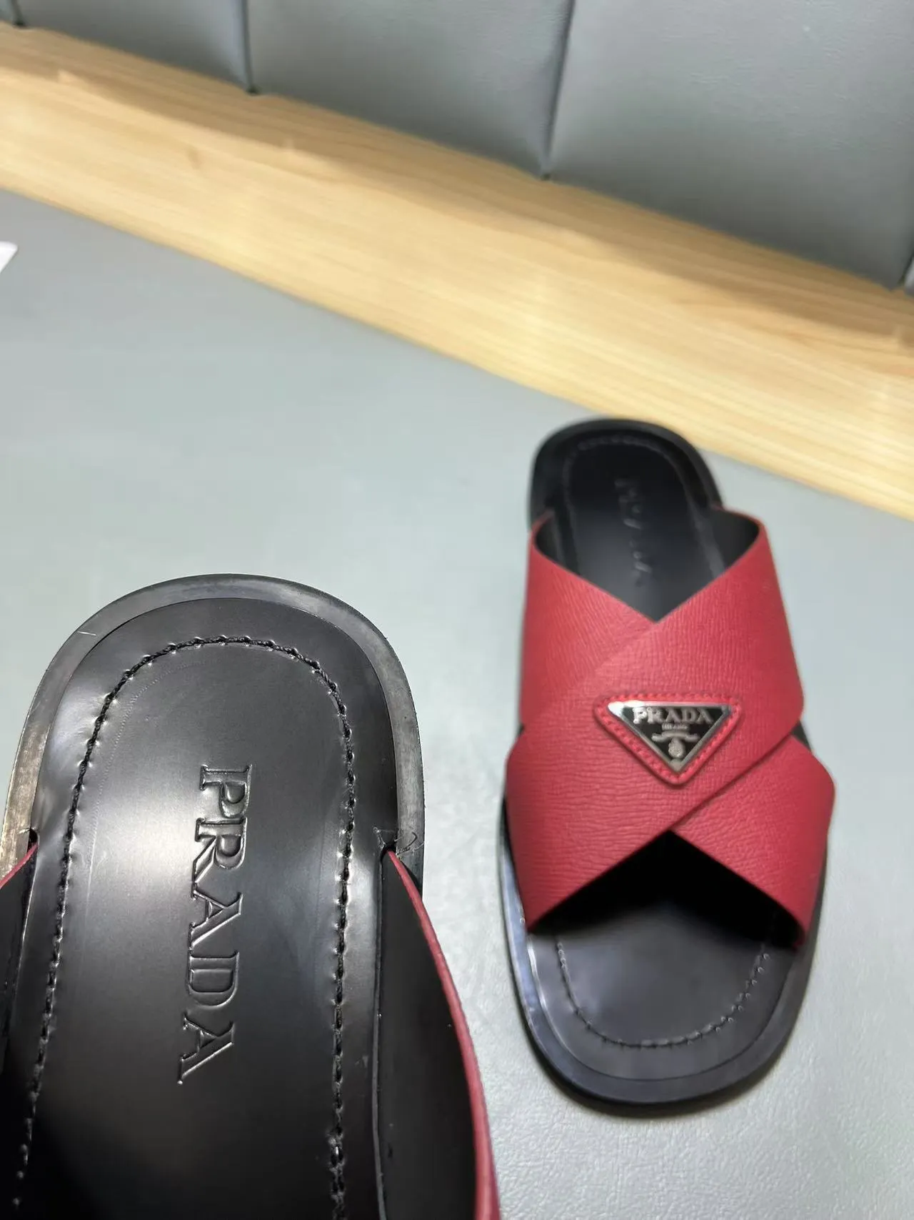 340💰PRADA Prada’s latest slippers are synchronized with the official website. This slipper is made of the brand’s unique and iconic Saffiano leather. The brand logo jumps out from the double straps, and the brand style is clearly visible. Cowhide gives men elegant charm and functional design, making it an ideal choice for vacation and leisure. Size:38-45